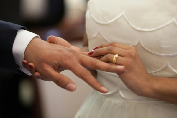 Pareja poniéndose el anillo de boda