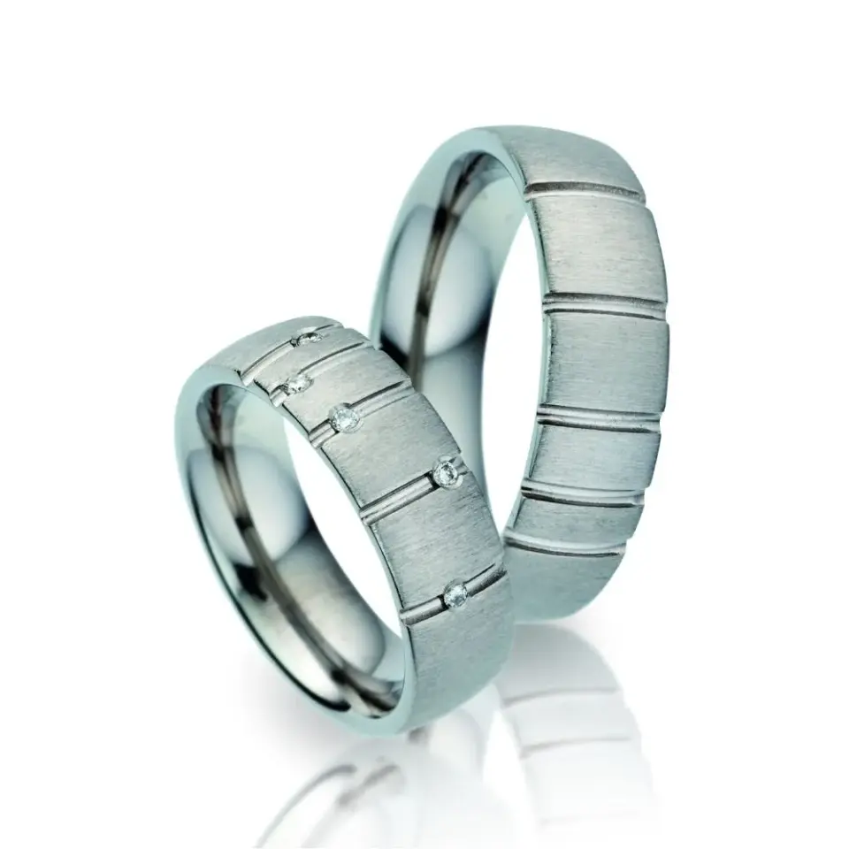 Alianzas de boda de titanio con diamantes