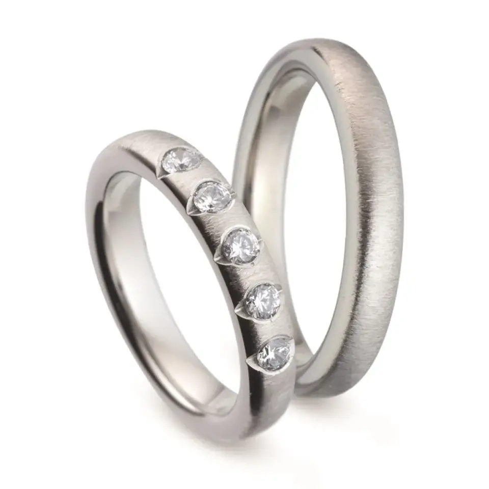 Alianzas de boda de titanio con diamantes