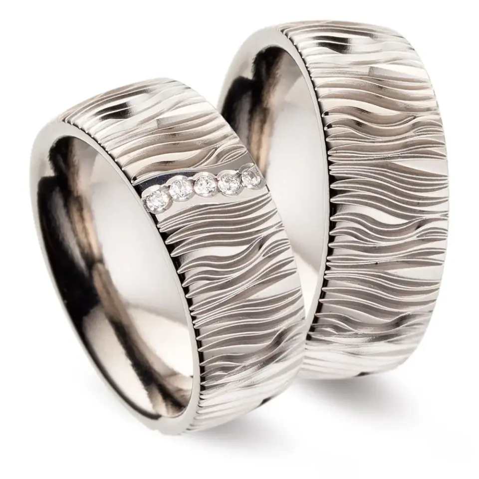 Alianzas de boda de titanio con diamantes