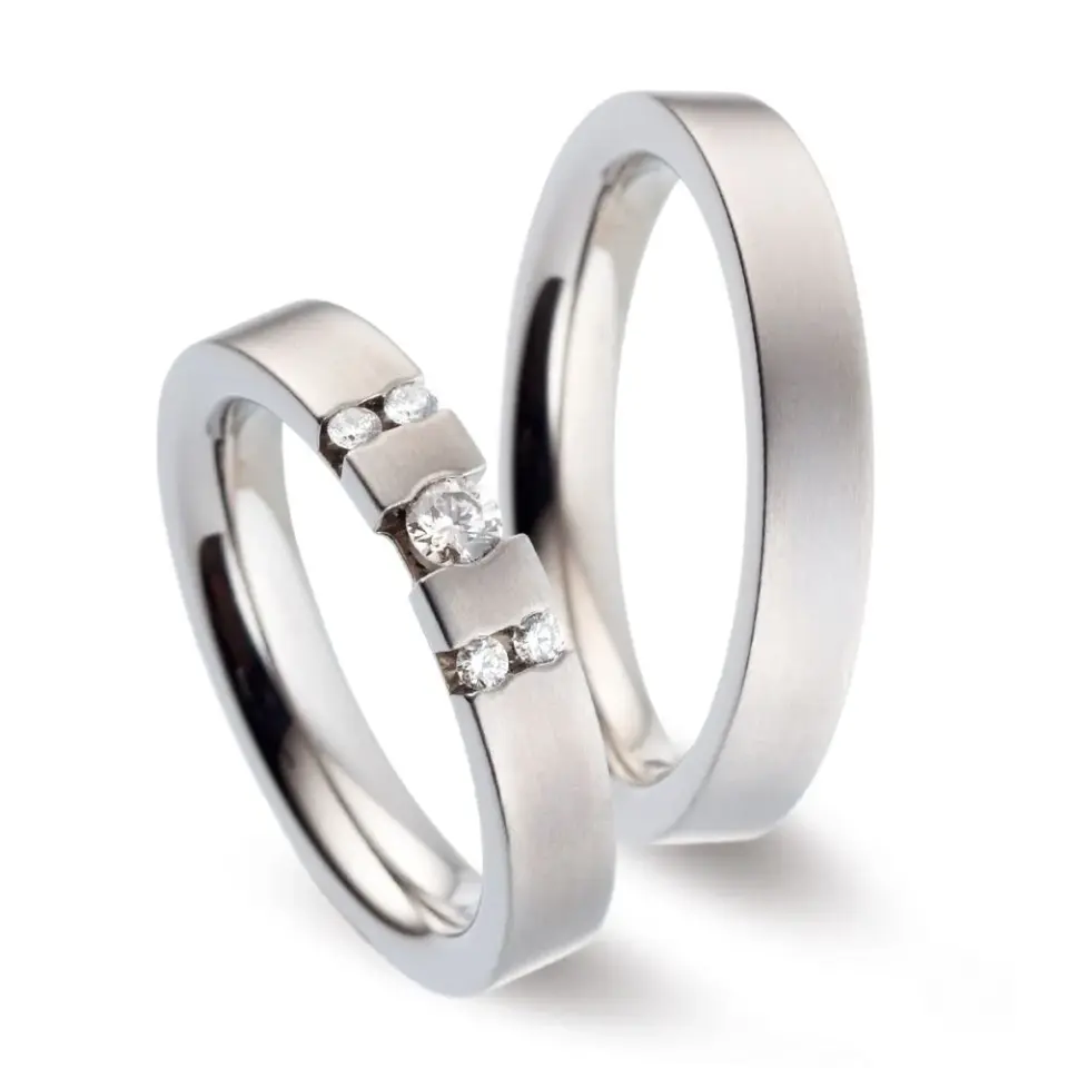 Alianzas de boda de titanio con diamantes