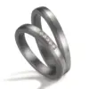 Alianzas de boda de tántalo y platino con diamantes