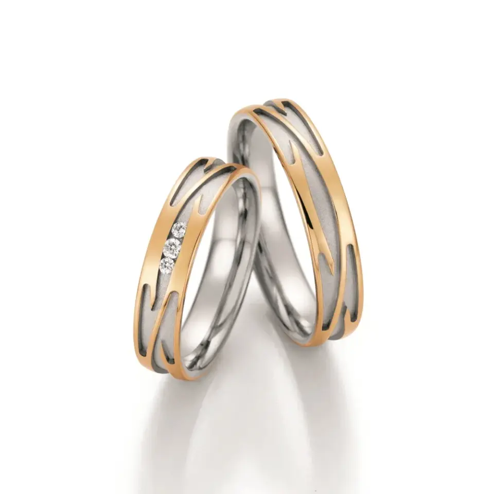 Alianzas de boda de oro amarillo y platino con diamantes