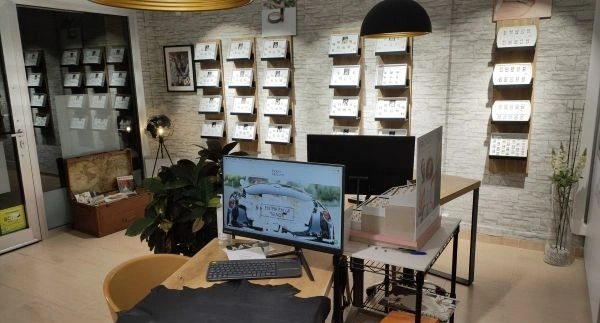 Vista parcial del interior de la boutique de TodoAlianzas en Cerdanyola del Vallès