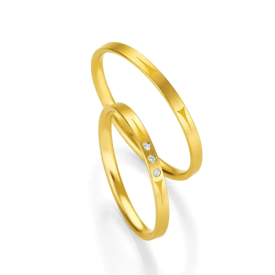 Alianzas de boda de oro amarillo con diamantes