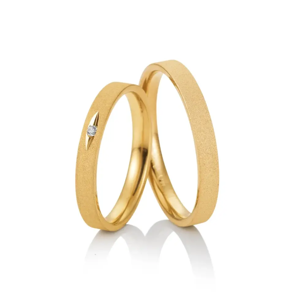 Alianzas de boda de oro amarillo con diamante