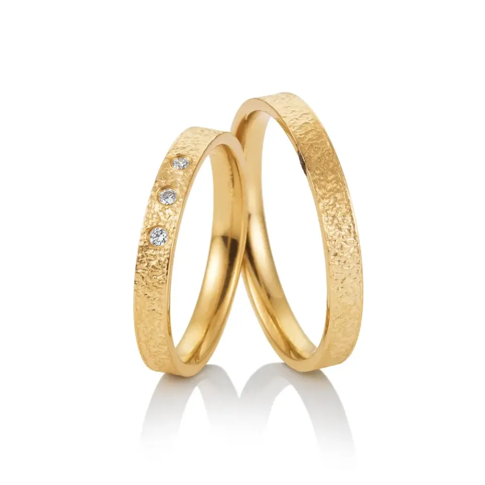 Alianzas de boda de oro amarillo con diamantes