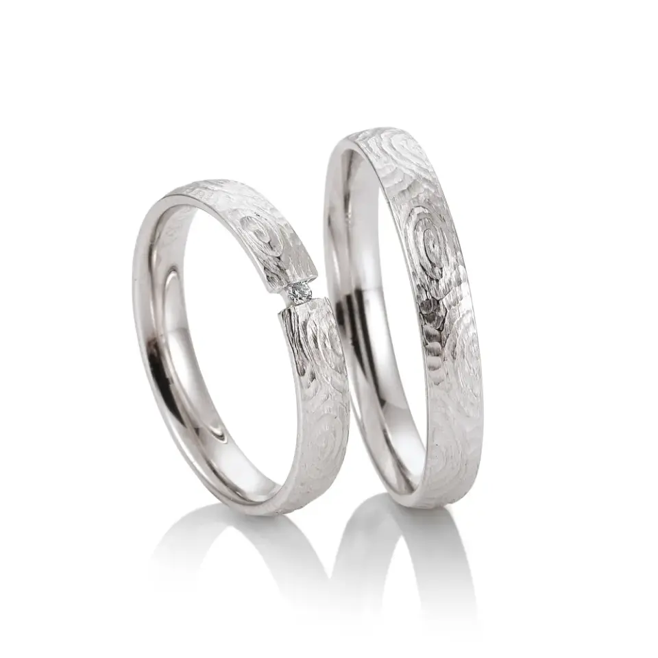 Alianzas de boda de oro blanco con diamante