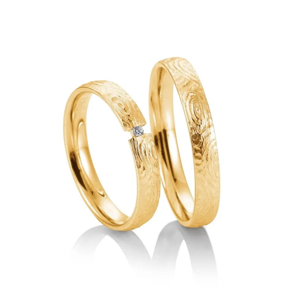 Alianzas de boda de oro amarillo con diamante