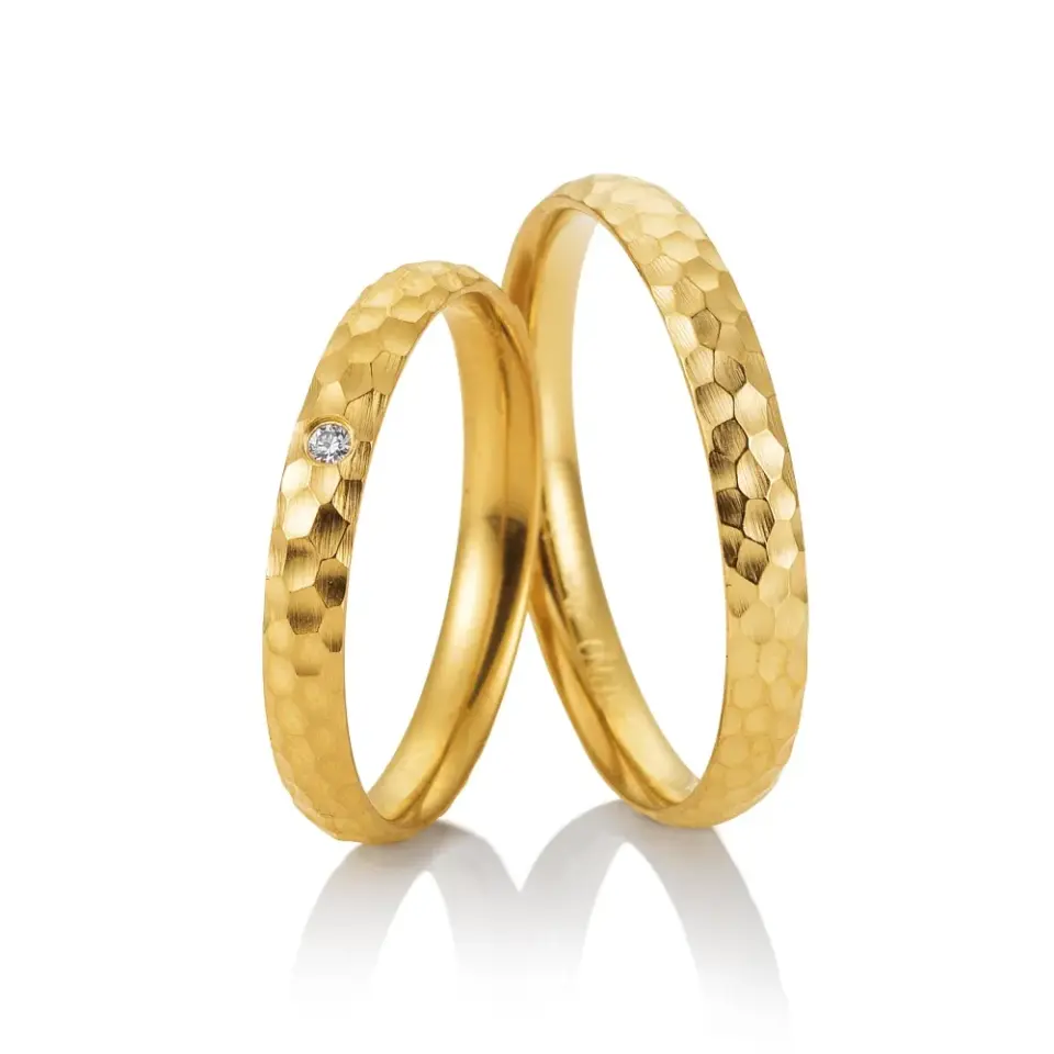 Alianzas de boda de oro amarillo con diamante