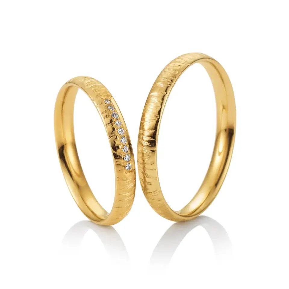 Alianzas de boda de oro amarillo con diamantes