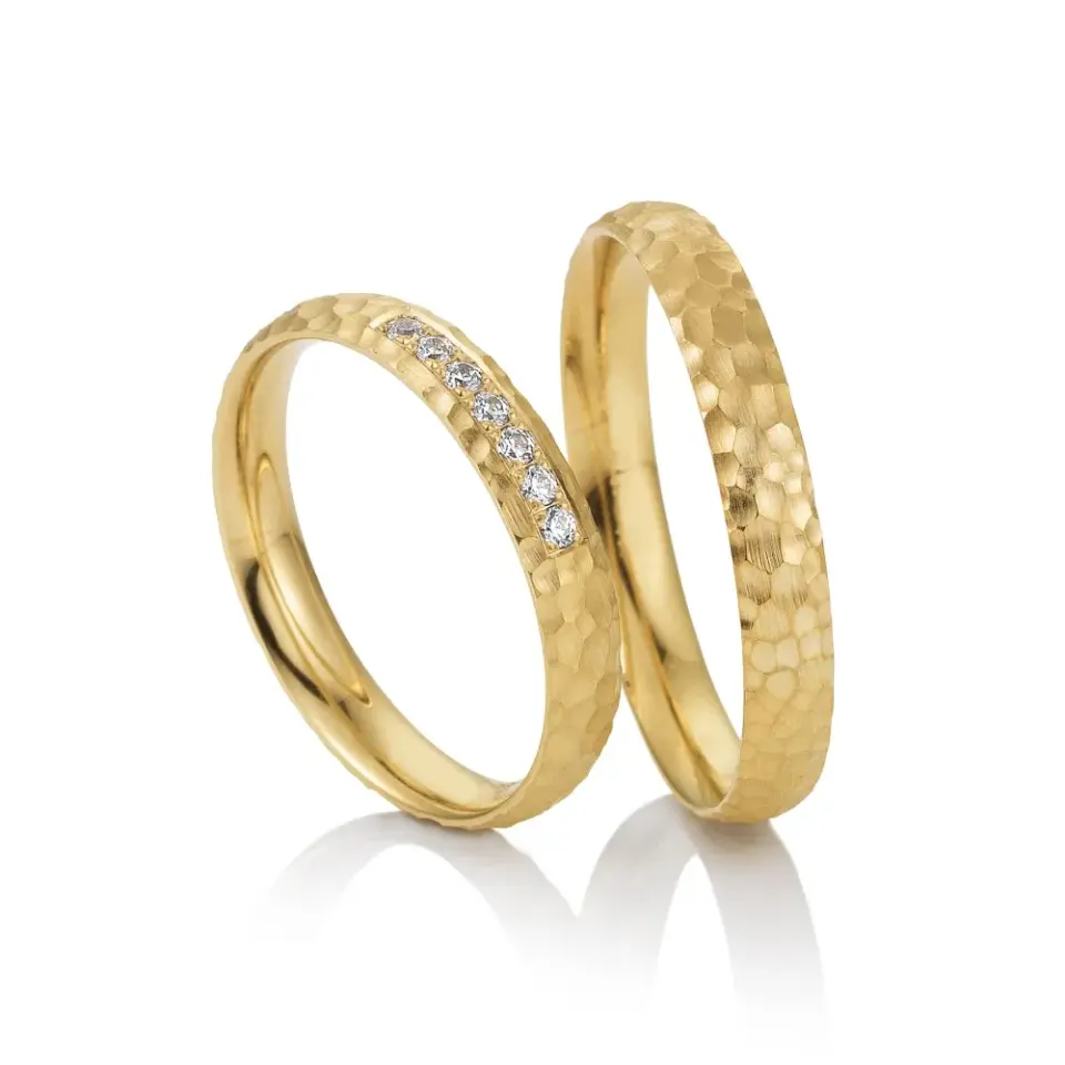 Alianzas de boda de oro amarillo con diamantes