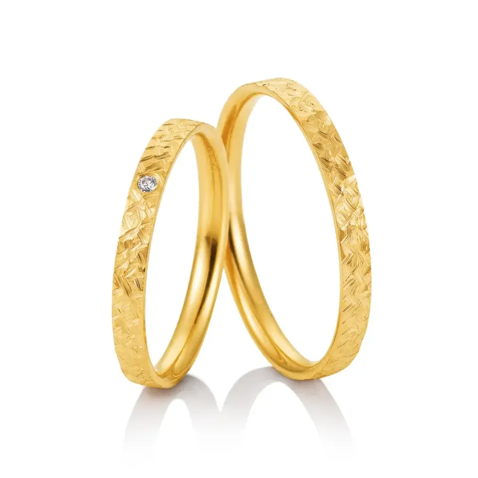 Alianzas de boda de oro amarillo con diamante