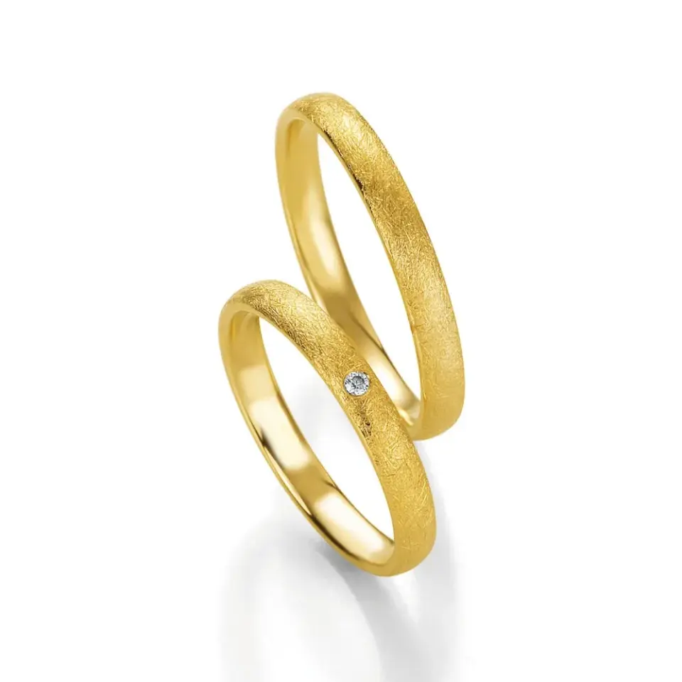Alianzas de boda de oro amarillo con diamante