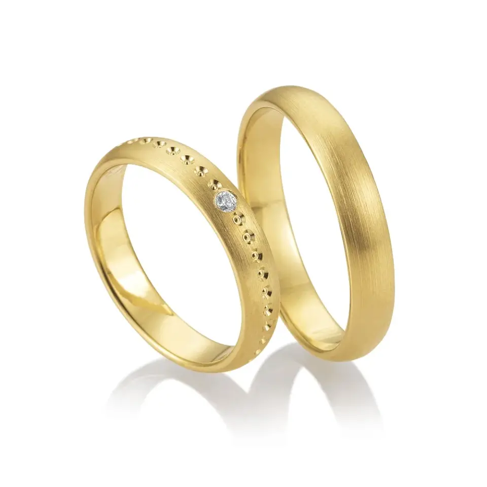 Alianzas de boda de oro amarillo con diamante