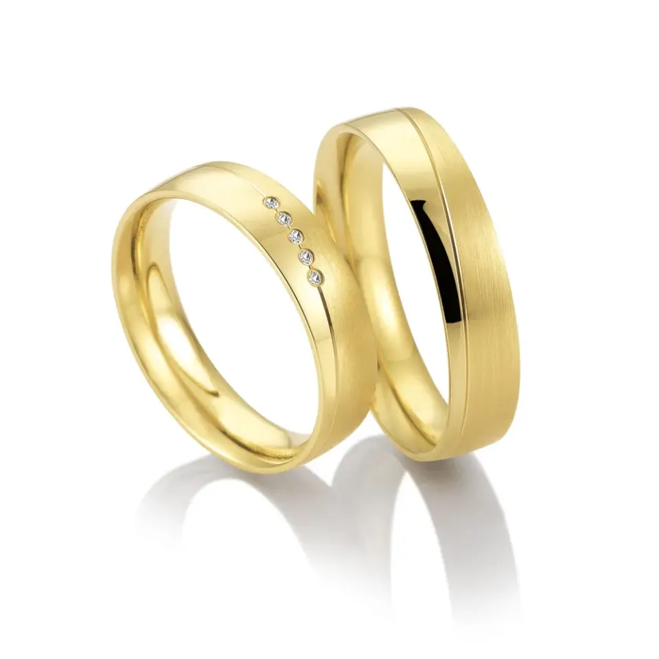 Alianzas de boda de oro amarillo con diamantes