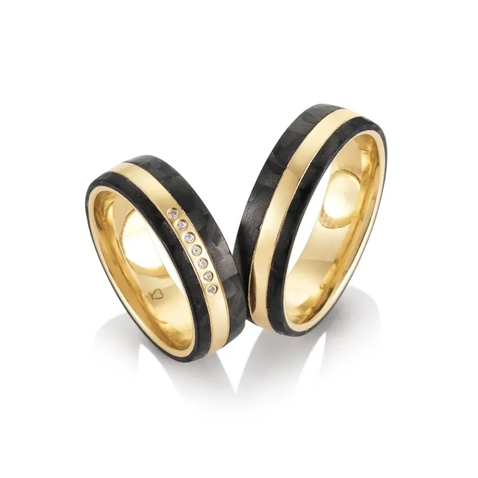 Alianzas de boda de oro amarillo y carbono con diamantes