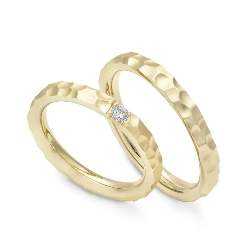 Alianzas de boda de oro amarillo con diamante
