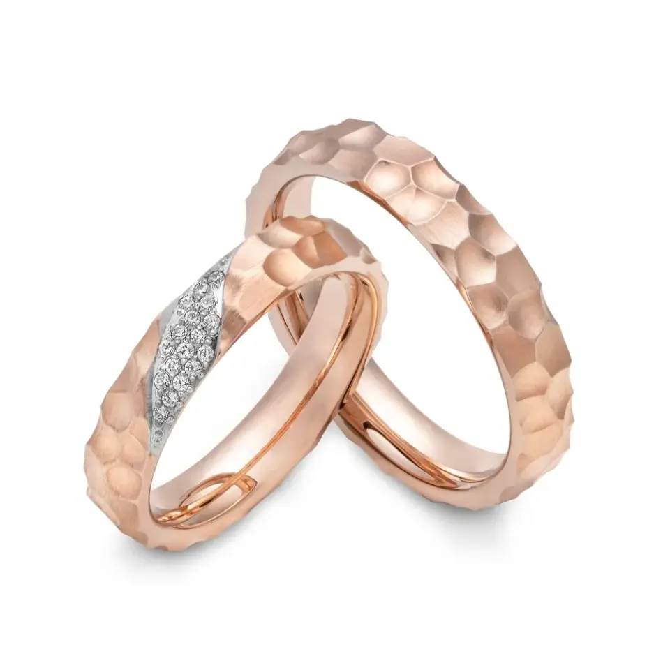 Alianzas de boda de oro rosado y oro blanco con diamantes