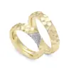 Alianzas de boda de oro amarillo y oro blanco con diamantes
