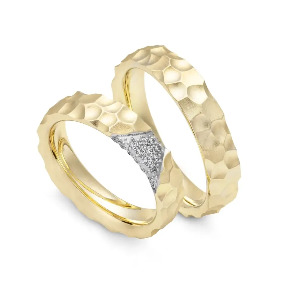 Alianzas de boda de oro amarillo y oro blanco con diamantes