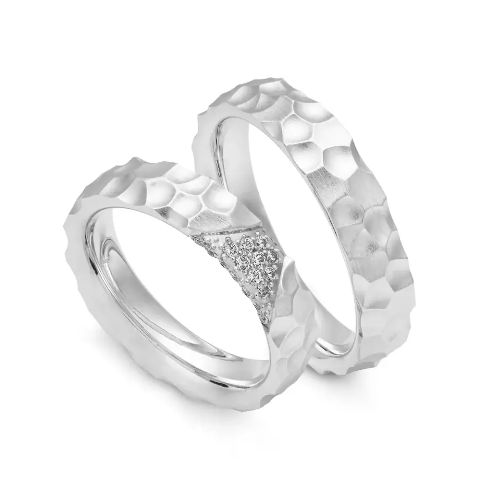 Alianzas de boda de platino con diamantes
