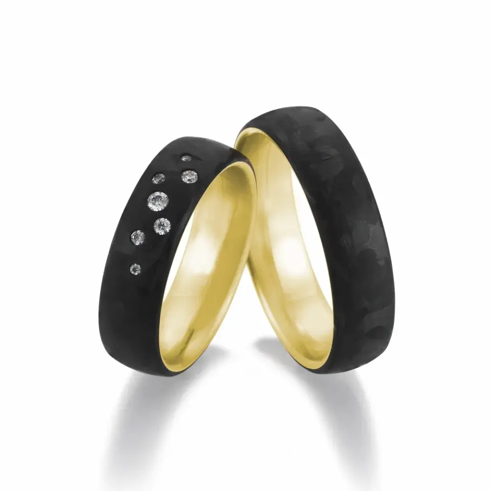 Alianzas de boda de oro amarillo y carbono con diamantes