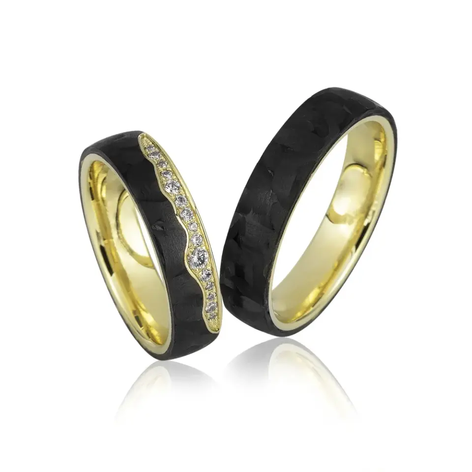 Alianzas de boda de oro amarillo y carbono con diamantes