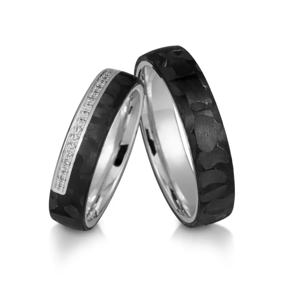 Alianzas de boda de platino y carbono con diamantes