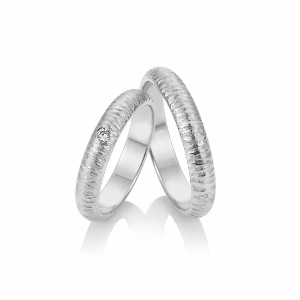 Alianzas de boda de platino con diamante