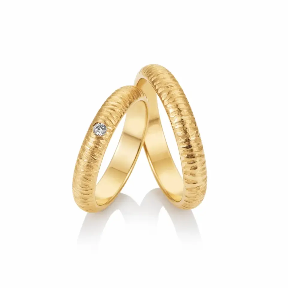Alianzas de boda de oro amarillo con diamante