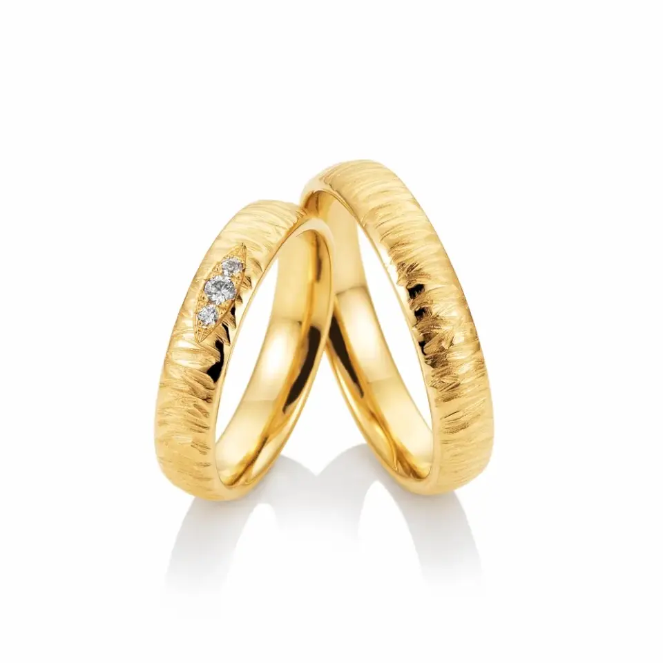 Alianzas de boda de oro amarillo con diamantes