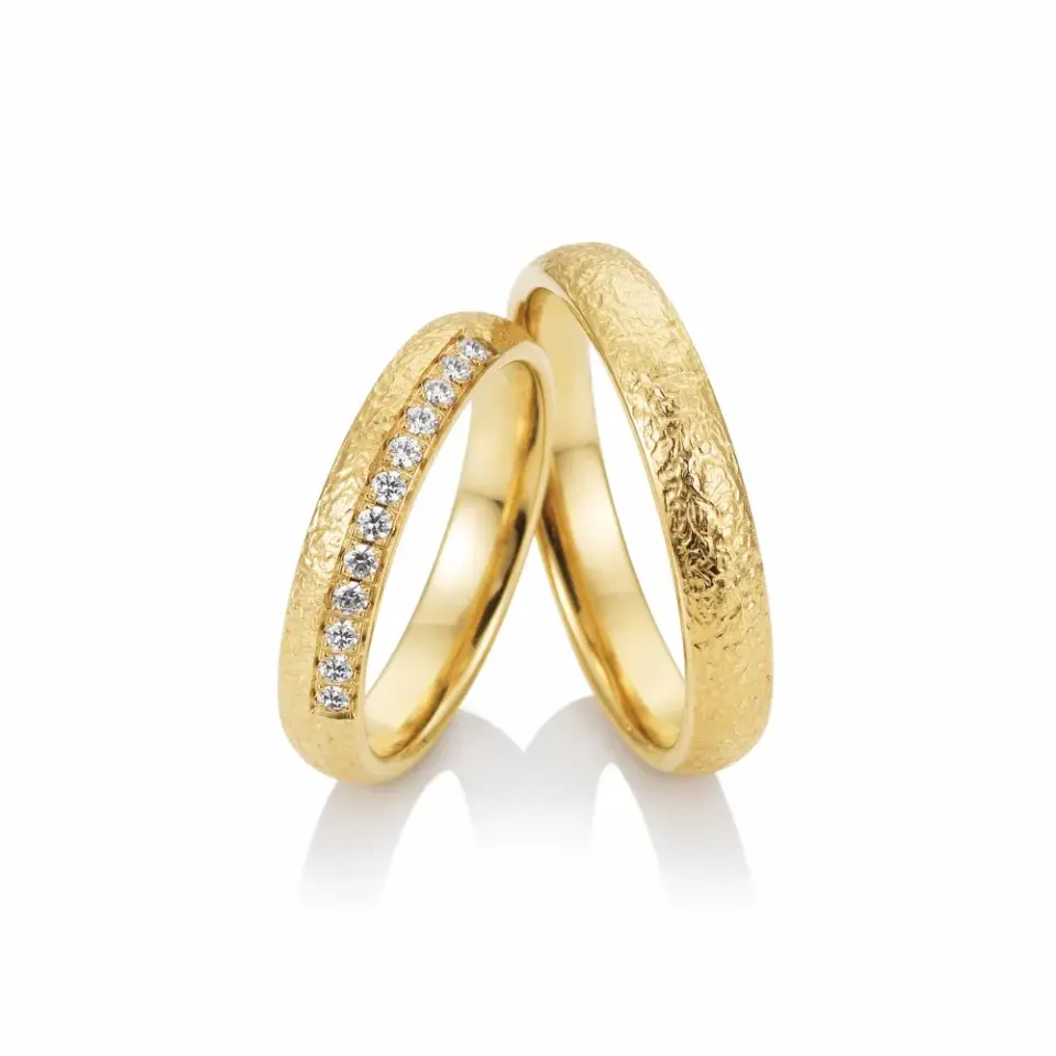 Alianzas de boda de oro amarillo con diamantes