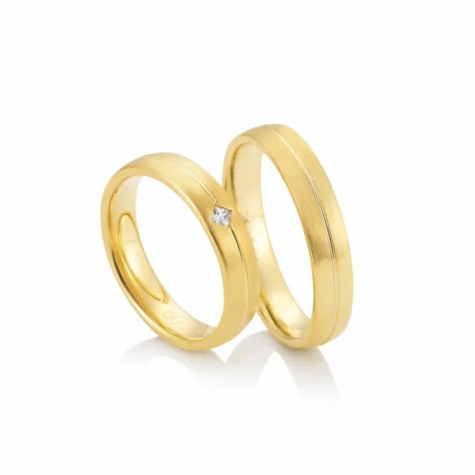 Alianzas de boda de oro amarillo con diamante