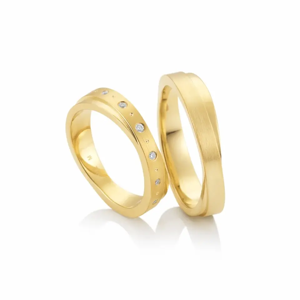 Alianzas de boda de oro amarillo con diamantes