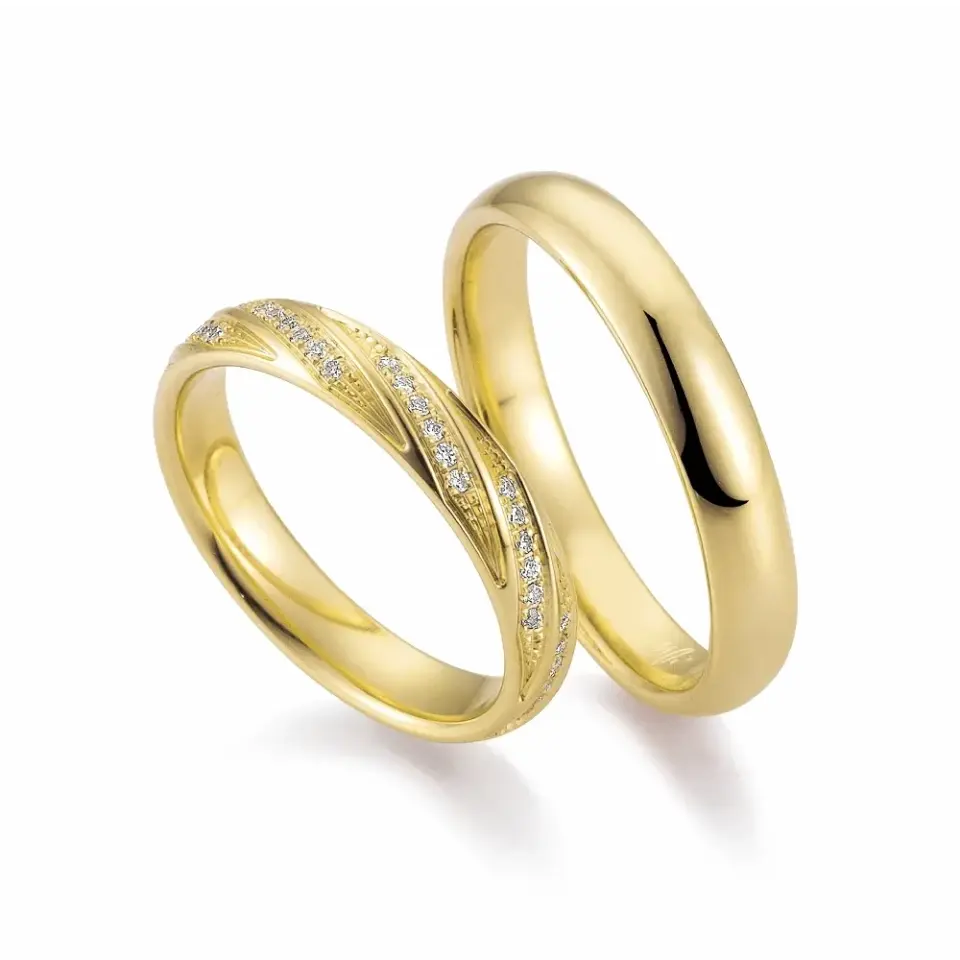 Alianzas de boda de oro amarillo con diamantes