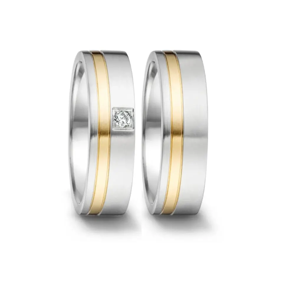Alianzas de boda de acero y oro amarillo con diamante