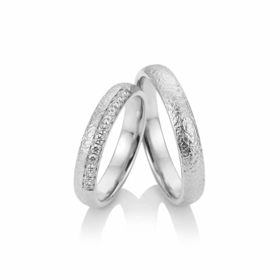 Alianzas de boda de oro blanco con diamantes