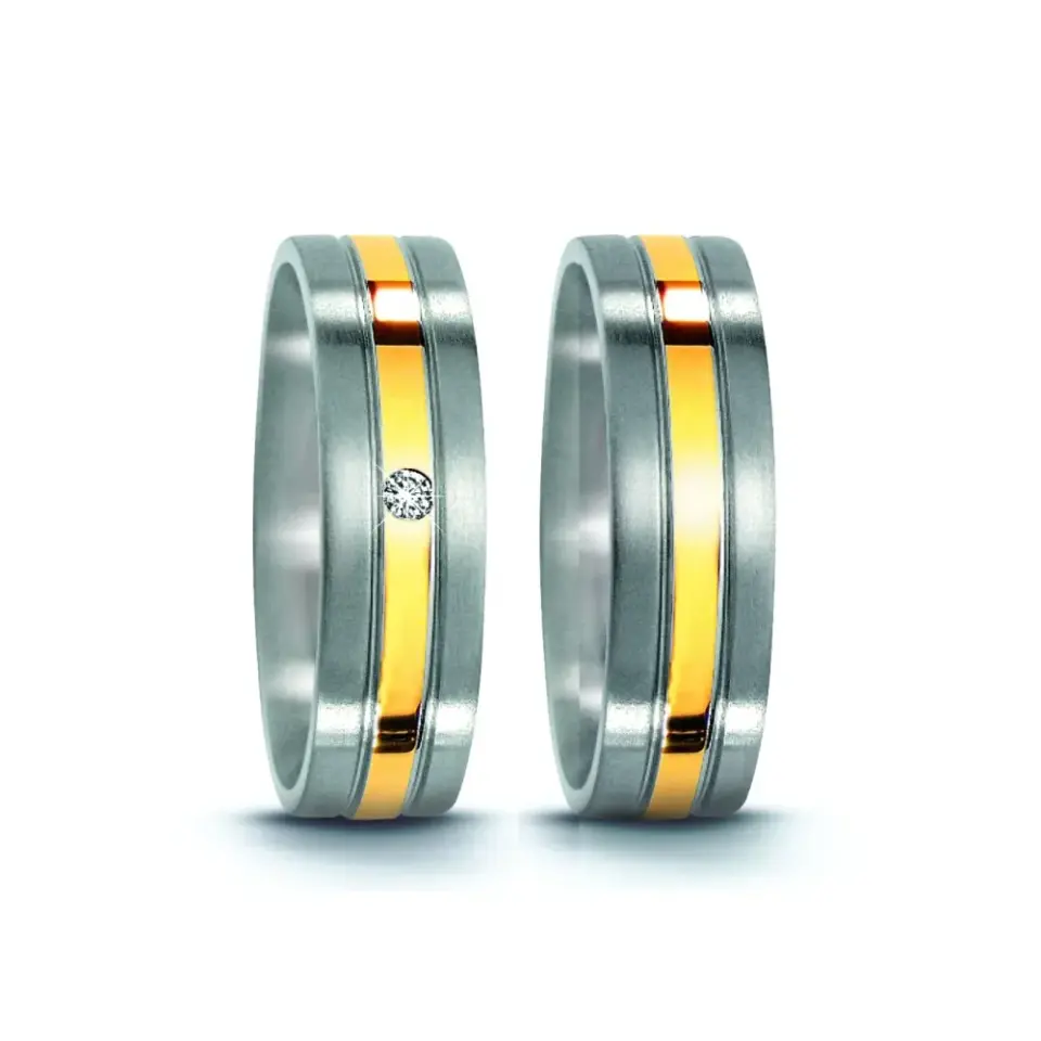 Alianzas de boda de acero y oro amarillo con diamante