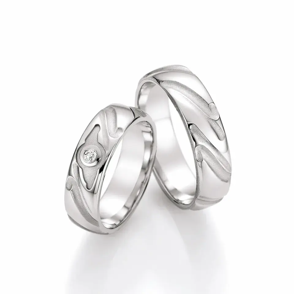 Alianzas de boda de plata con diamante