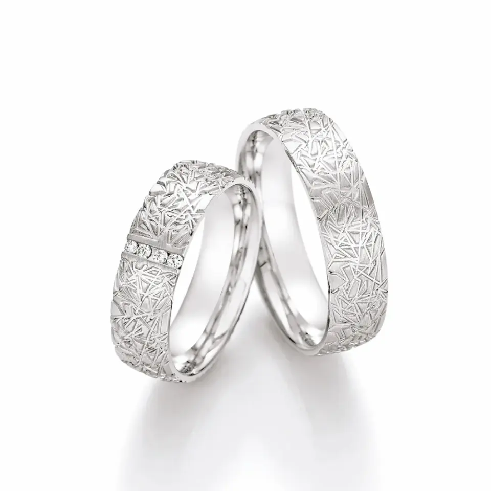Alianzas de boda de plata con diamantes
