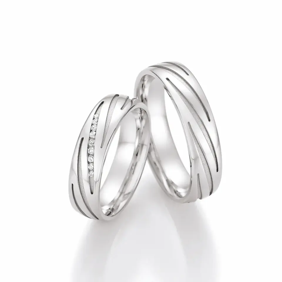 Alianzas de boda de plata con diamantes