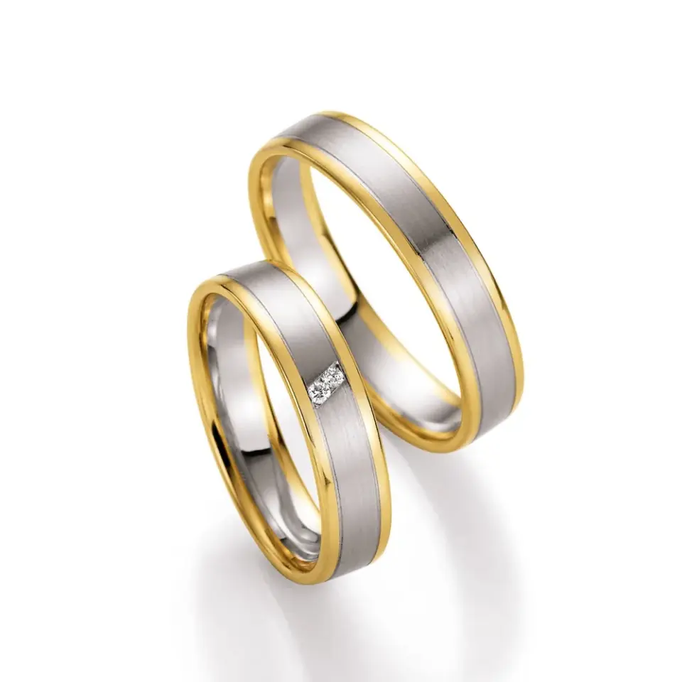 Alianzas de boda de oro amarillo y oro blanco con diamantes