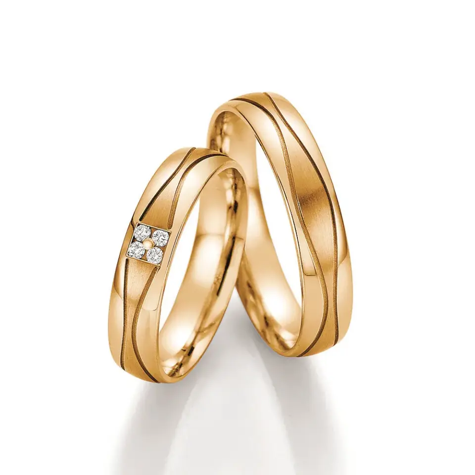 Alianzas de boda de oro amarillo con diamantes