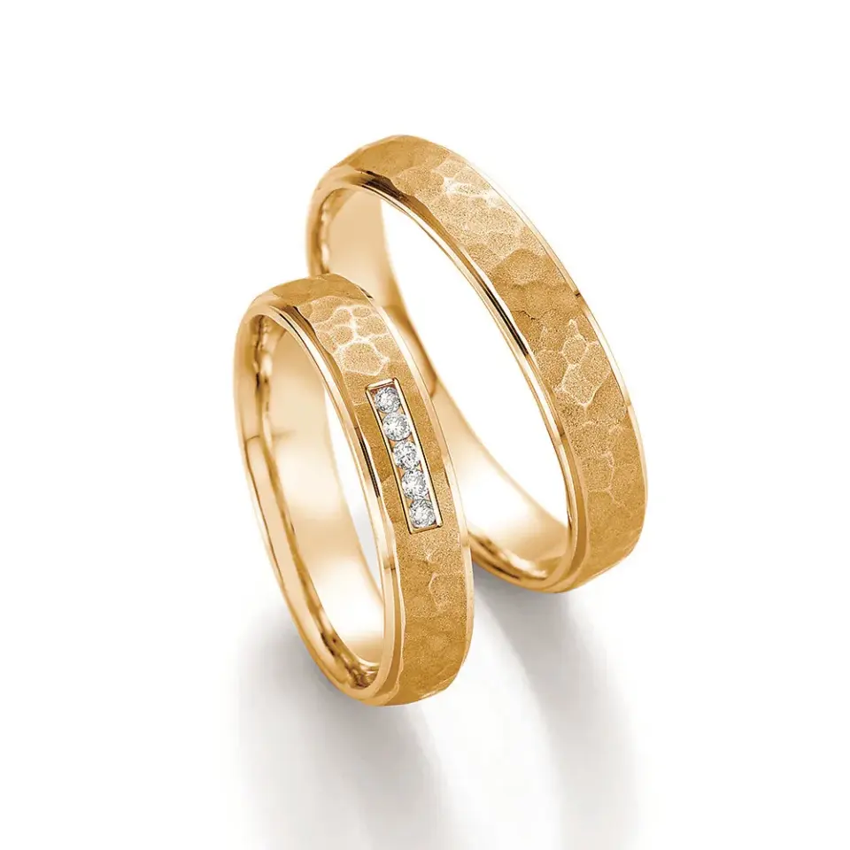 Alianzas de boda de oro amarillo con diamantes