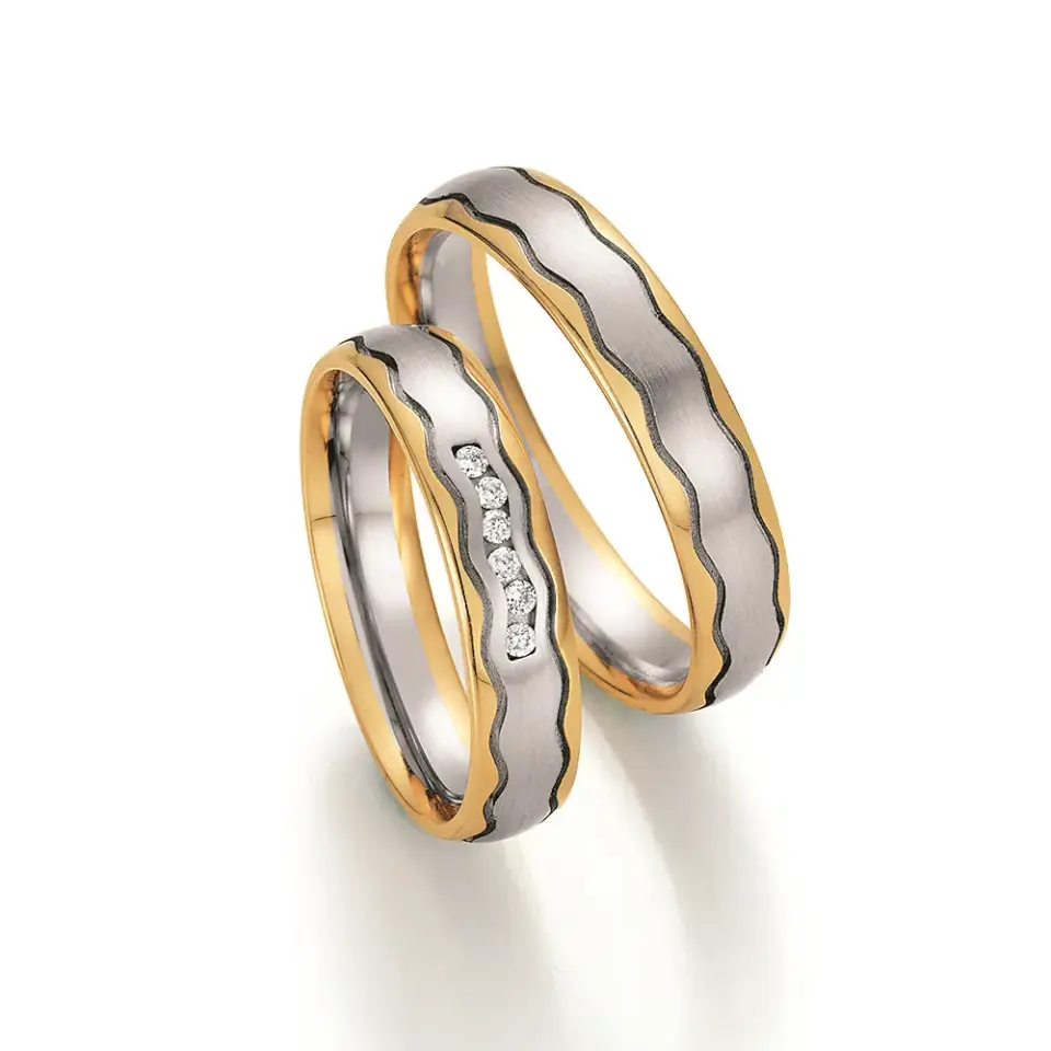 Alianzas de boda de oro amarillo y oro blanco con diamantes