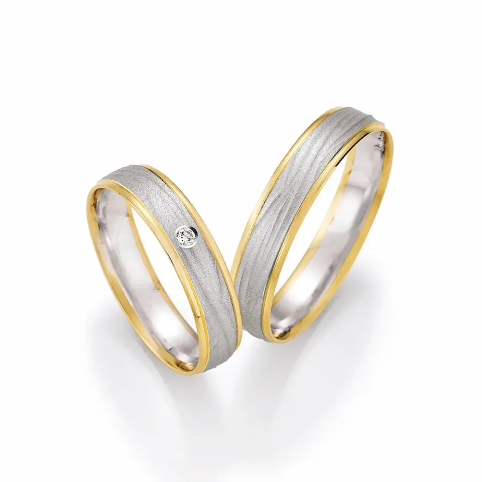 Alianzas de boda de oro amarillo y oro blanco con diamante