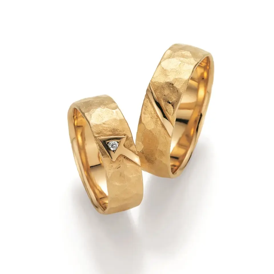 Alianzas de boda de oro amarillo con diamante