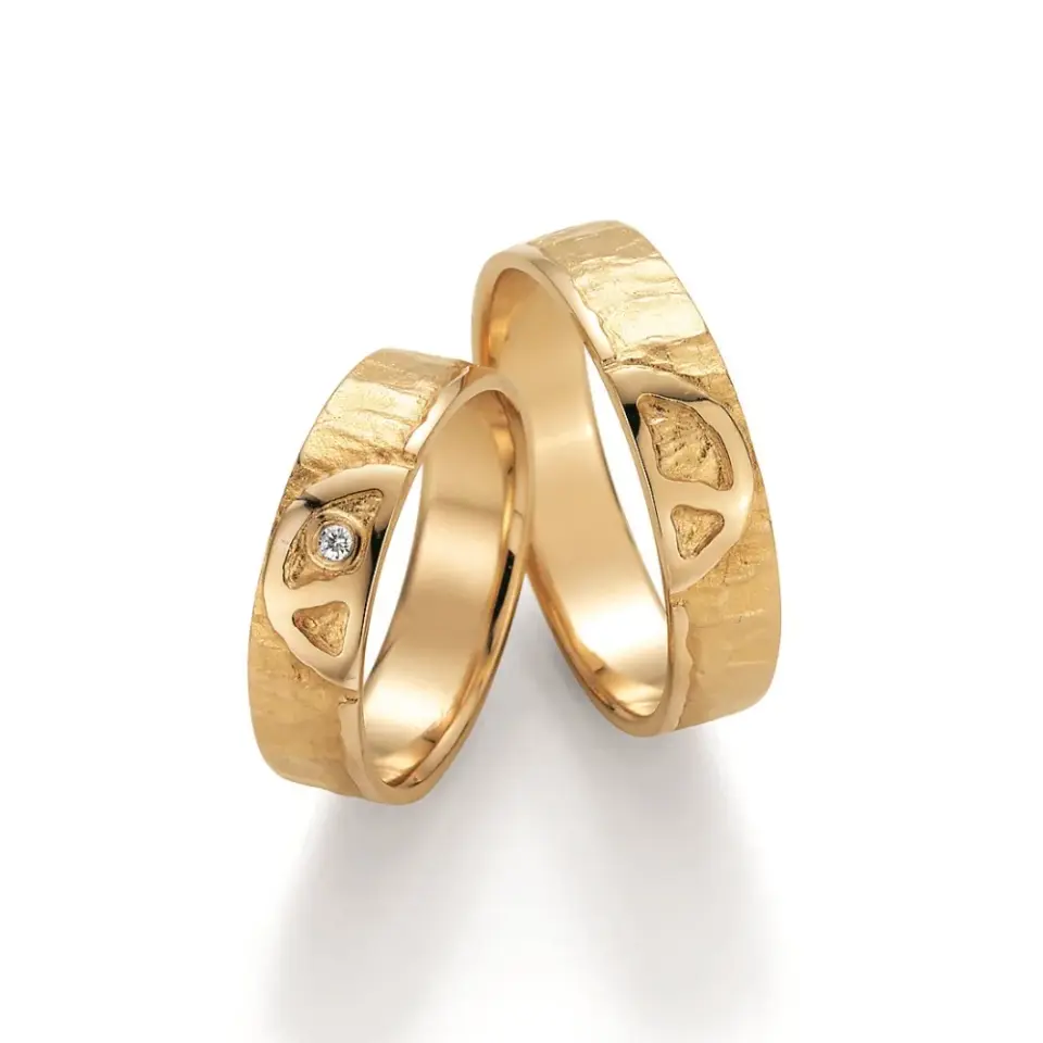 Alianzas de boda de oro amarillo con diamante