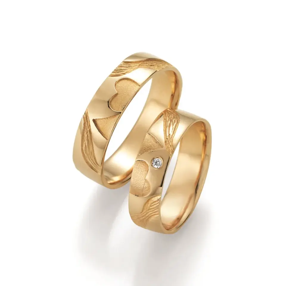 Alianzas de boda de oro amarillo con diamante
